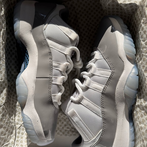 AIR JORDAN 11 LOW CEMENT GREY SIZE 7.5 MENS
Will ship same or next day Worn Once